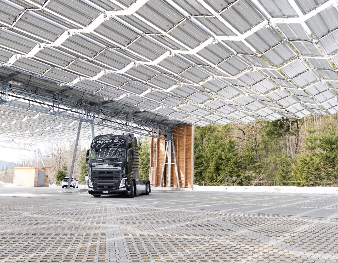 E-Truck unter einem Solarfaltdach | © dhp technology